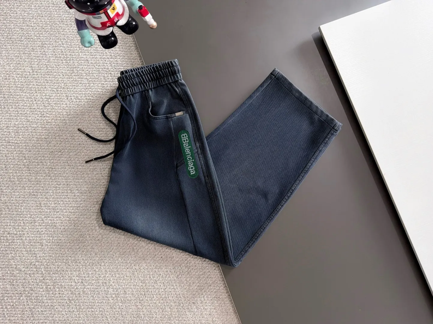 The next day we shipped the P195 Balenciaga High Quality New Arrival Elastic Casual Pants Fall/Winter 2026. The custom-made fabric at the counter has a high degree of comfort, impeccable details, and the design concept of the brand elements reflects high quality. The hand feels delicate and soft! Casual cuts and awesome upper body! Sizes: S-3XL